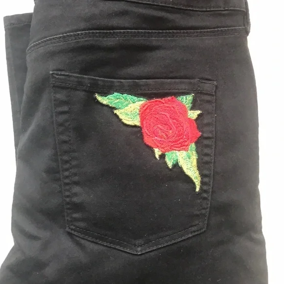 Bullhead embroidered black skinny jeans with red roses, Size 27 - Picture 2 of 4